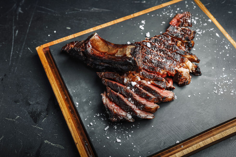 Este tomahawk maturado serve três pessoas  e chega à mesa por €89 
