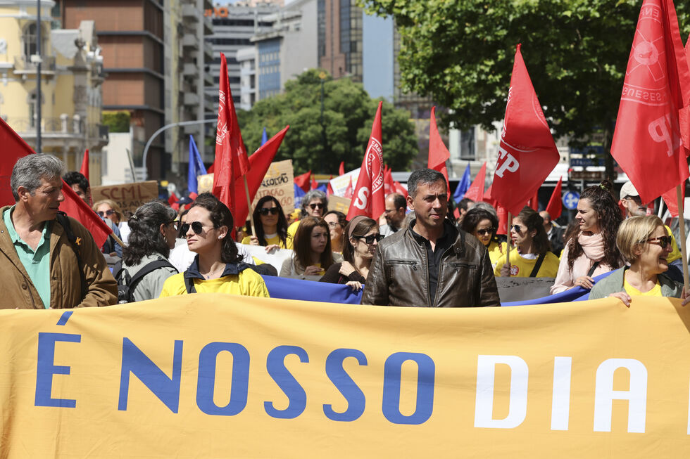 O secretário-geral da CGTP-IN, Tiago Oliveira, participa no protesto dos enfermeiros contra a política laboral