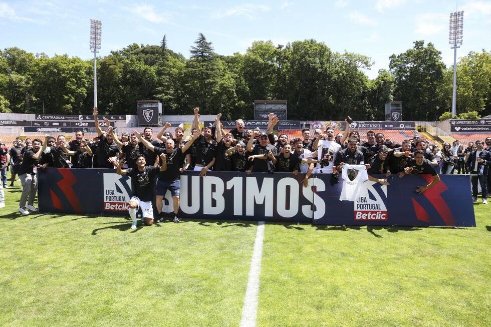Jogadores do Ac. Viseu celebram a promoção