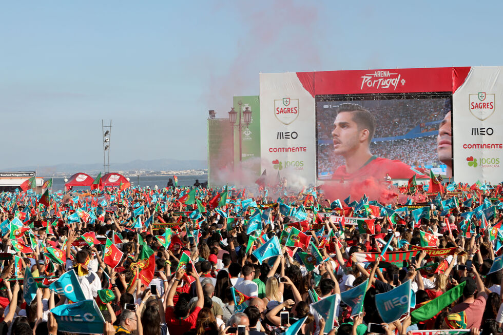 Adeptos assistem ao jogo em ecrã gigante no Terreiro do Paço