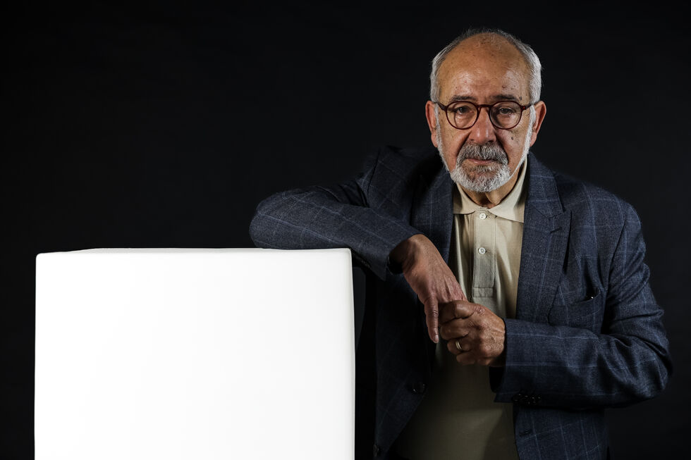 Francisco Moita Flores, de 73 anos, foi fotografado no estúdio da SÁBADO