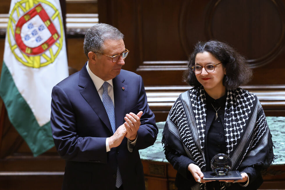 Sarra Grira recebe, em nome do jornalista palestiniano Rami Abou Jamous, o Prémio Norte‑Sul do Conselho da Europa, entregue pelo Presidente de Portugal.
