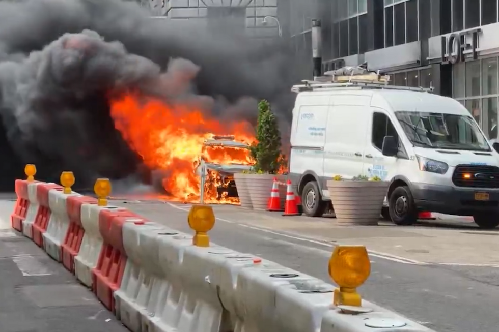 Imagens mostram grande bola de fogo após carro se incendiar em Nova Iorque