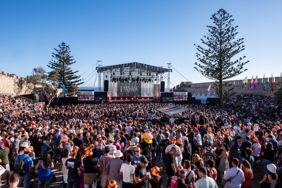Este verão, pode juntar férias a um festival acessível - de world music, como o MED e o FMM Sines (na imagem), ou de música portuguesa