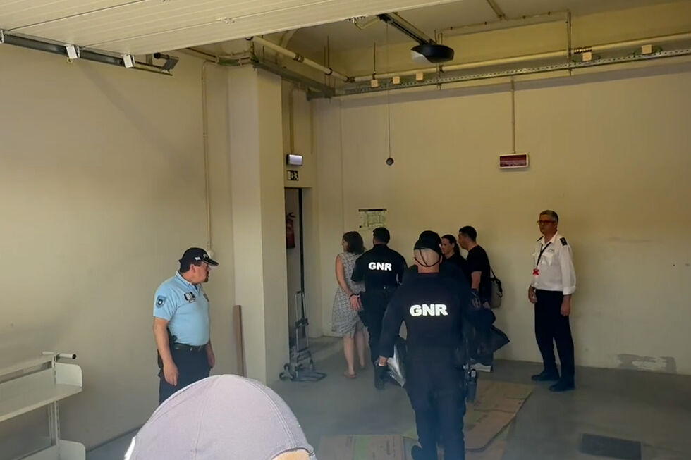 Mãe a cantar e padrasto a dizer "amo-vos": A chegada ao tribunal do casal que abandonou crianças francesas