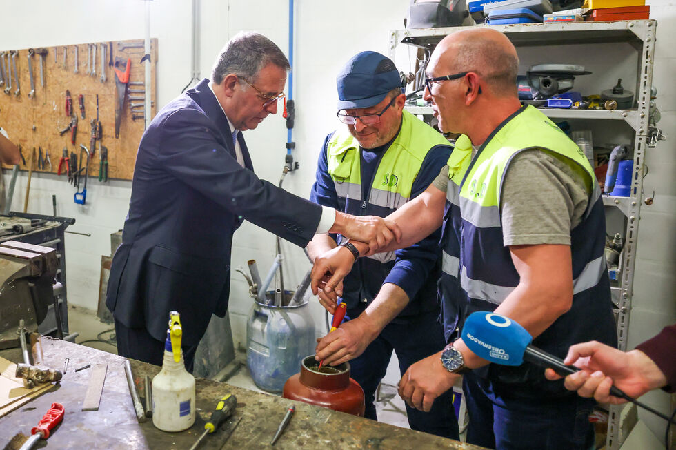Presidente da República avalia estragos causados pelas tempestades com trabalhadores