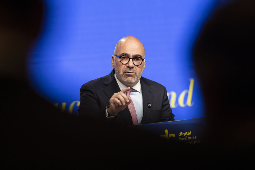Ministro da Habitação sob escrutínio após críticas do PS sobre venda de imóveis públicos