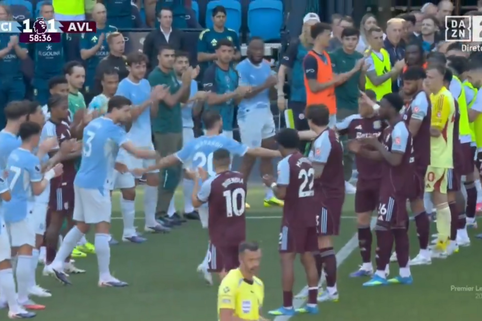 Bernardo Silva sai em lágrimas, com ovação no jogo entre o Manchester City e o Aston Villa