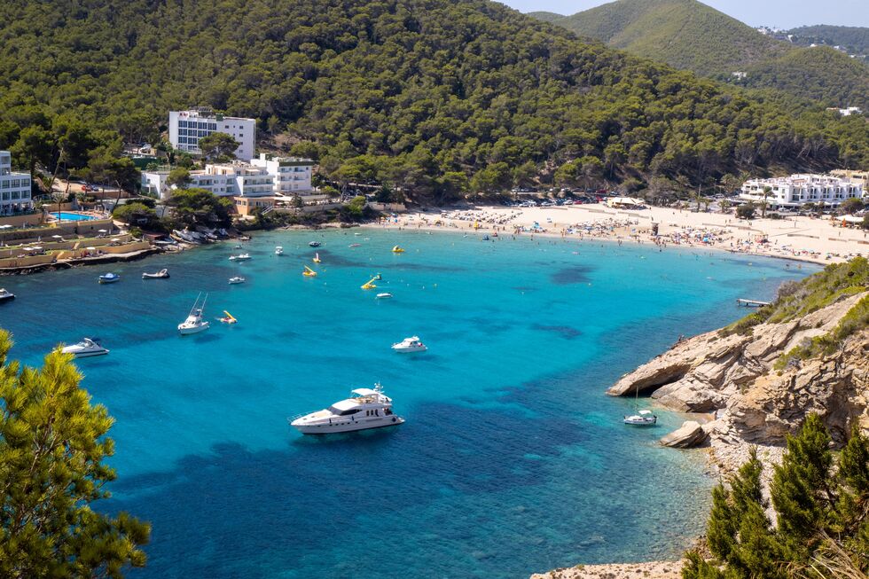 A praia de Cala Llonga, uma pequena enseada na ilha de Ibiza, ideal para quem procura tranquilidade