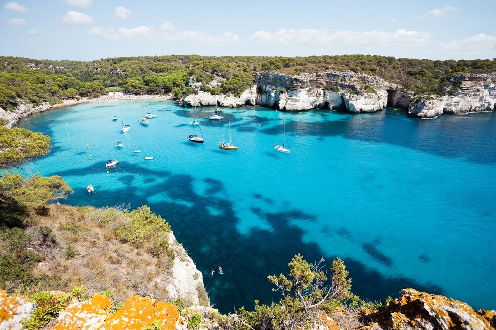 A praia de Cala Macarella, em Menorca, é famosa pelas águas azul-turquesa