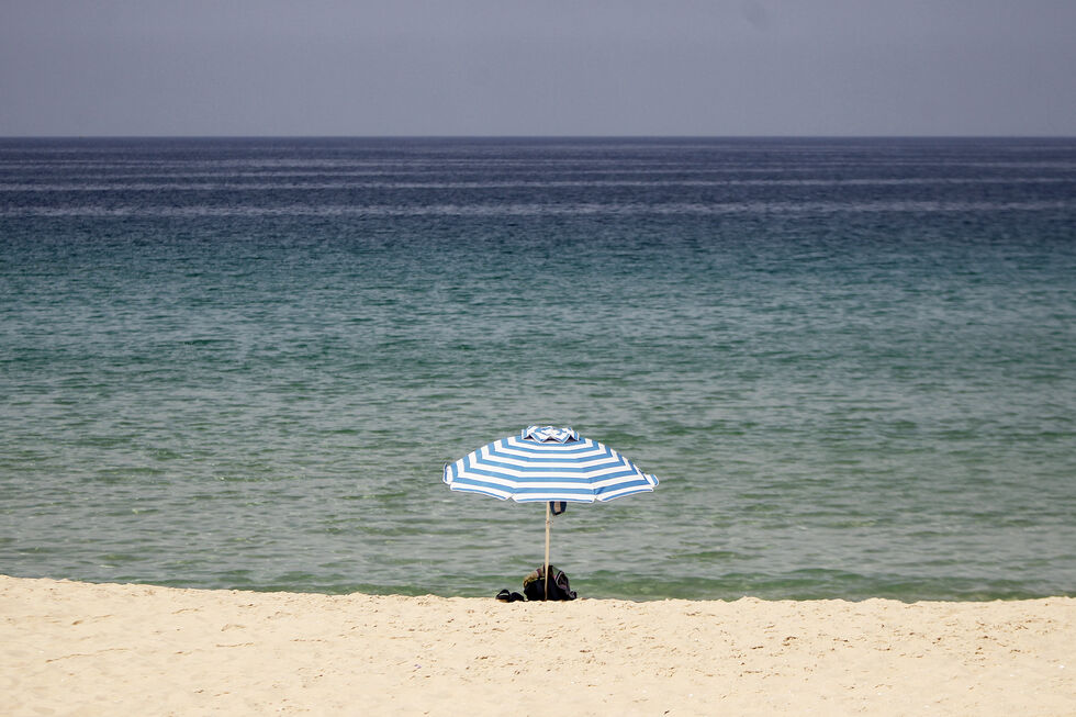 Fora das áreas concessionadas, os banhistas podem colocar os chapéus-de-sol onde quiserem