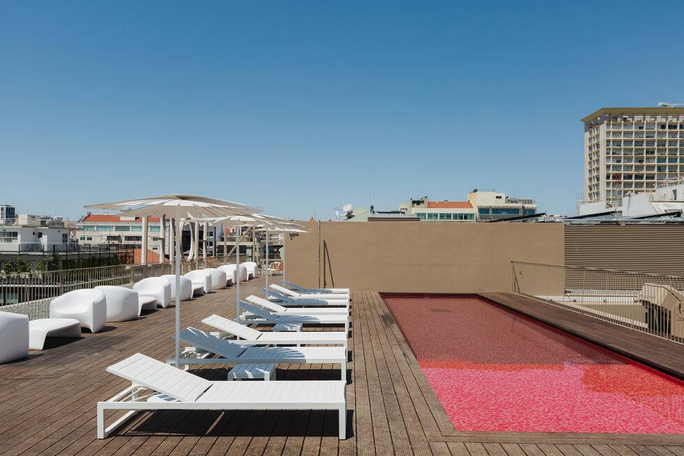 O Lumen Hotel abriu a piscina exterior vermelha a não hóspedes 