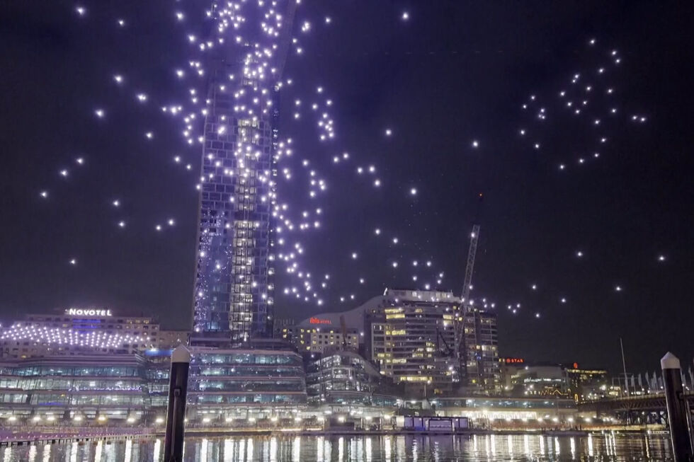 Espetáculo de luzes no céu corre mal e dezenas de drones caem descoordenados durante festival em Sydney
