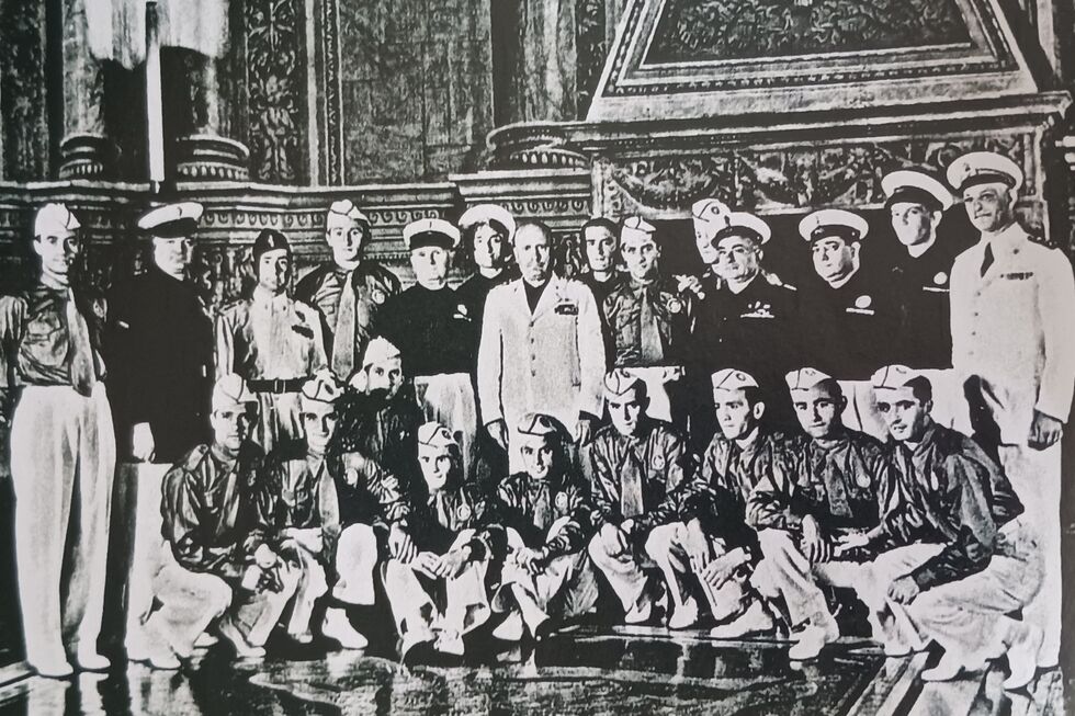 O ditador Benito Mussolini (ao centro) recebeu os campeões italianos em Roma