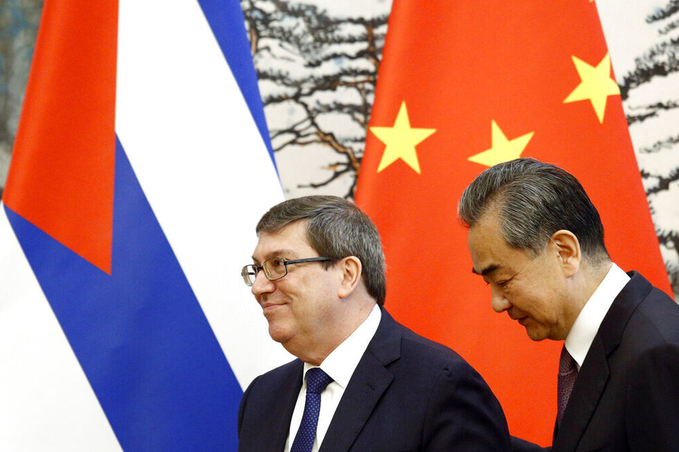 O ministros dos Negócios Estrangeiros cubano, Bruno Rodriguez, e o seu homólogo chinês, Wang Yi