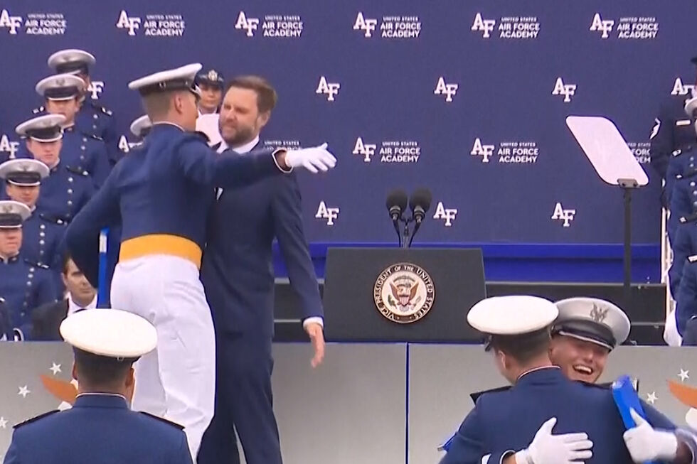 Cadete da Força Aérea tentou dar um “chest bump” ao vice-presidente JD Vance… e ele respondeu à altura