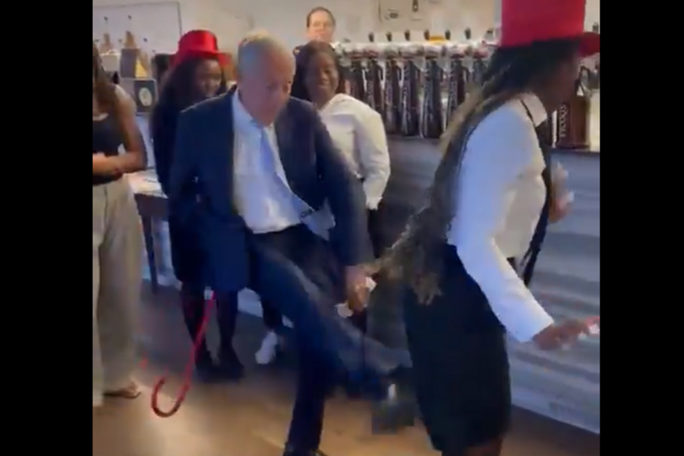 Marcelo distribui bengaladas e pontapés no rabo em visita a universidade