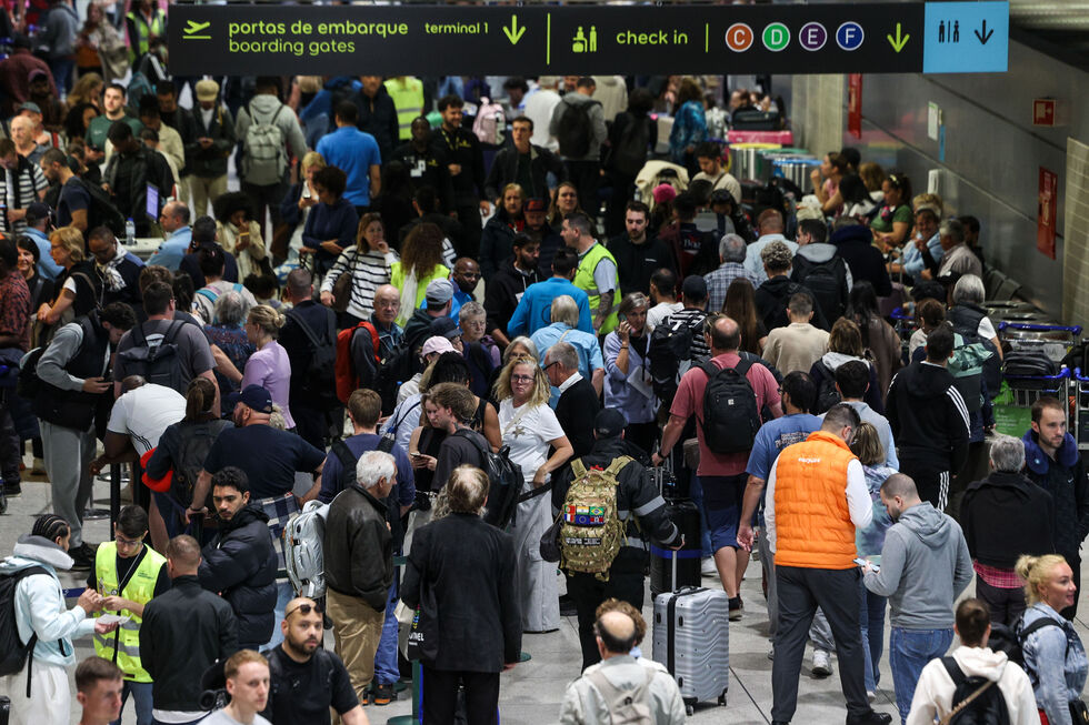 Filas no aeroporto Humberto Delgado em Lisboa