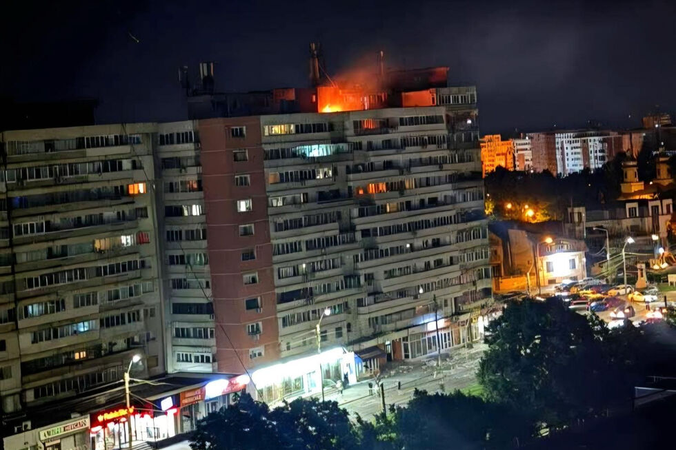 Incêndio no topo de um prédio após a queda de um drone na Roménia