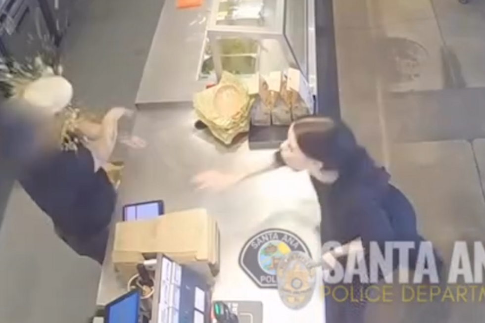 Cliente atira recipiente de comida à cara de funcionária em restaurante na Califórnia
