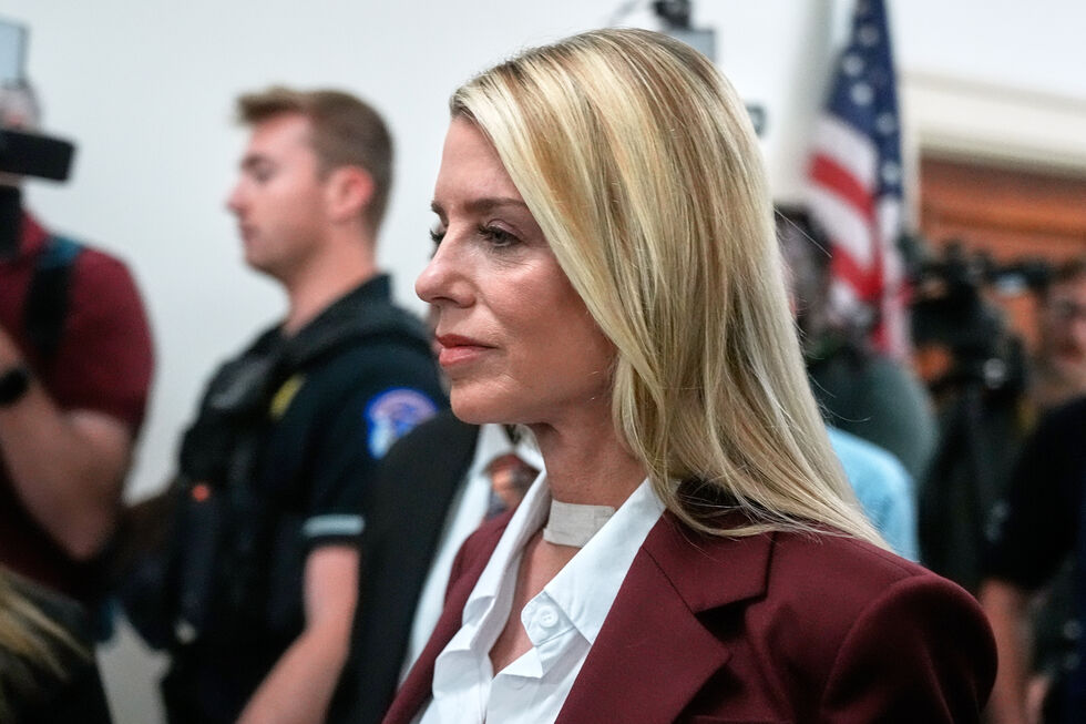 Ex-procuradora-geral Pam Bondi à chegada para prestar depoimento perante o Comité de Supervisão