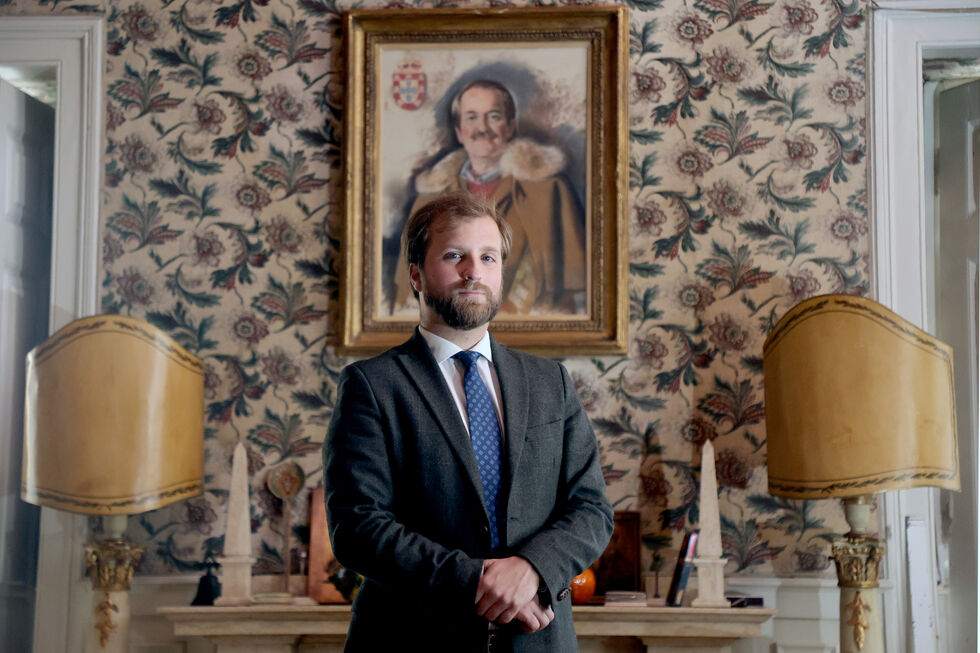 O sucessor da liderança da Casa de Bragança, futuro chefe da Casa Real, posa durante a sessão fotográfica.