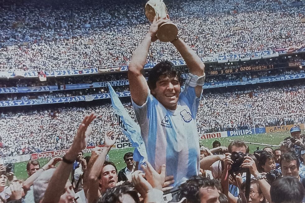 Maradona ergue a taça de campeão no México 86: o astro argentino marcou cinco golos