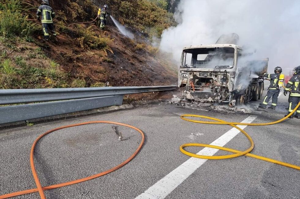 Um autocarro e um camião ficaram destruídos, depois de se terem incendiado em Valongo e Vila Nova de Gaia