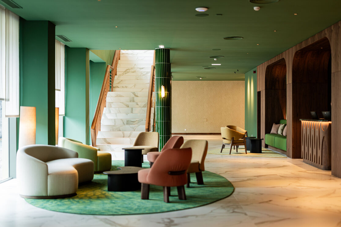 O São Miguel Park Hotel quer ser o refúgio onde o conforto contemporâneo “escuta” a memória envolvente.