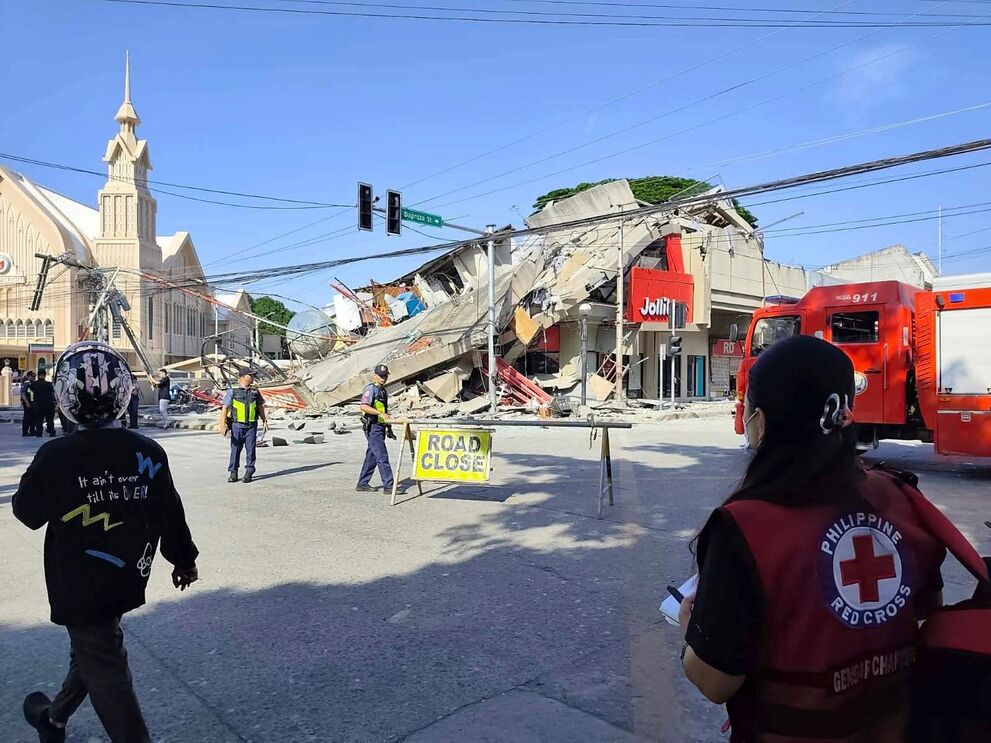 Equipas de resgate em General Santos após sismo ter abalado o sul das Filipinas