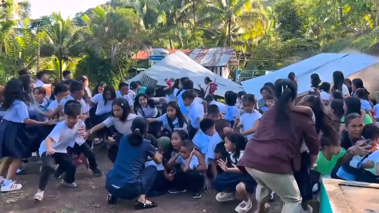 Alunos reagem ao desabamento de uma parte da escola