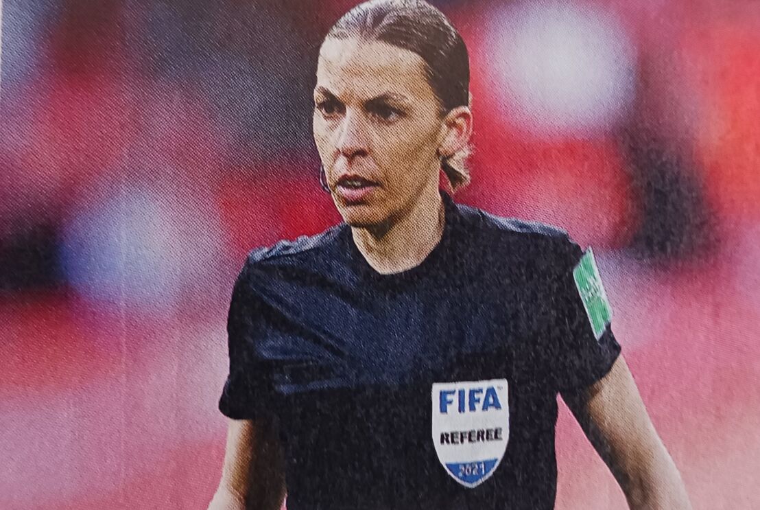 A árbitra Stéphanie Frappart (francesa, mas com ascendência portuguesa), foi a primeira mulher a apitar um jogo num Mundial