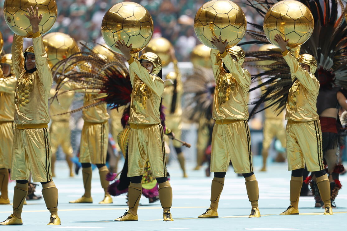 Artistas atuam na cerimónia de abertura do Mundial