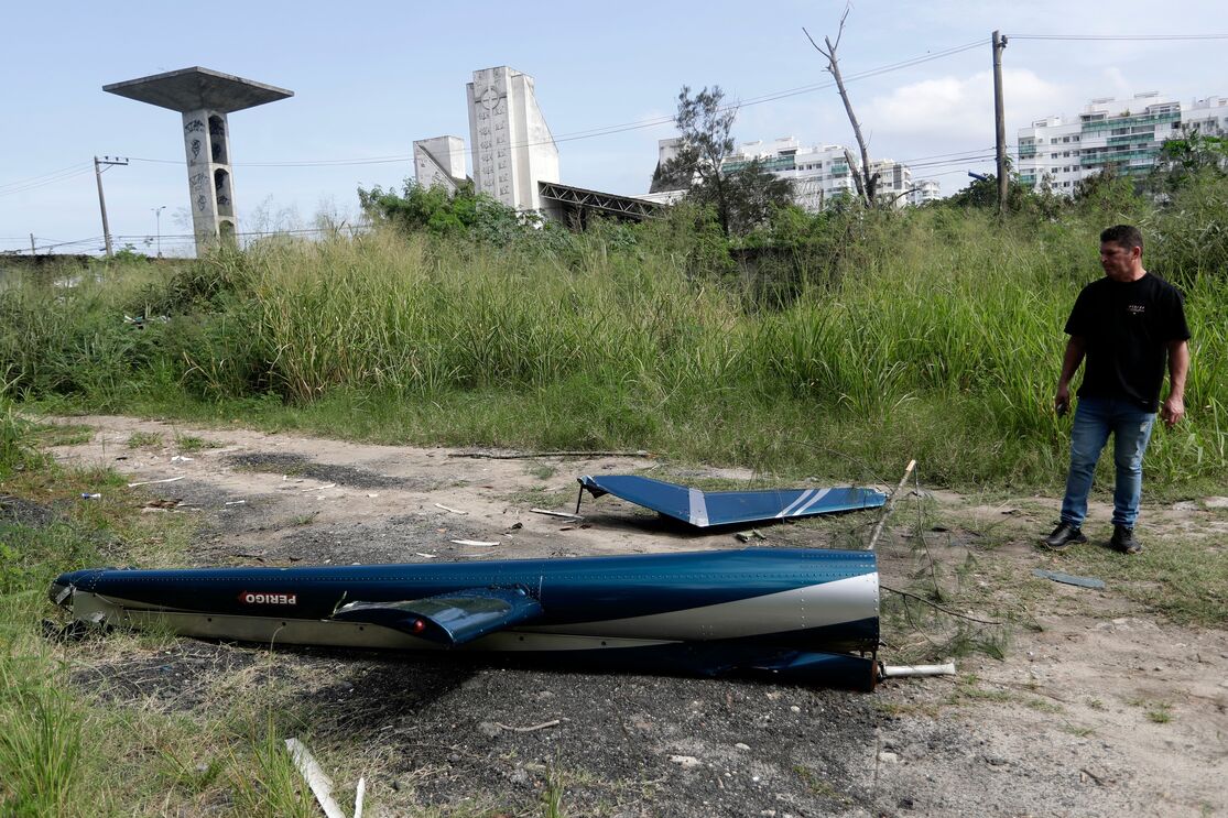 Dois helicópteros colidem e caem no Rio de Janeiro
