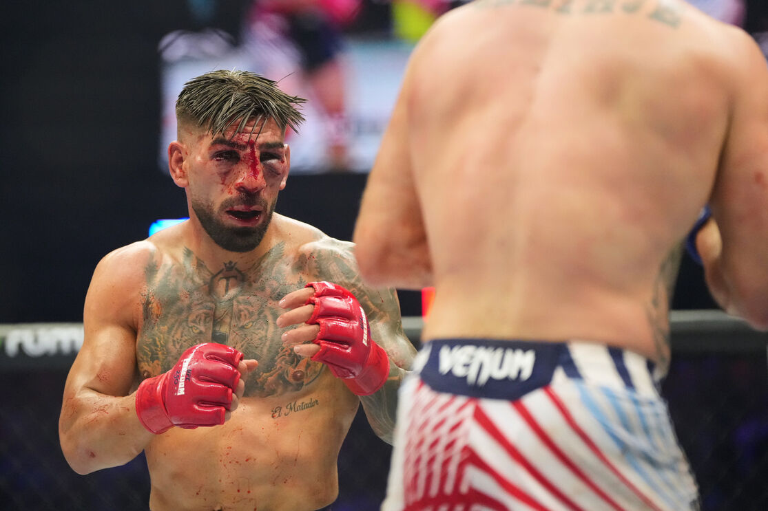 Ilia Toupruia no combate com Justin Gaethje 