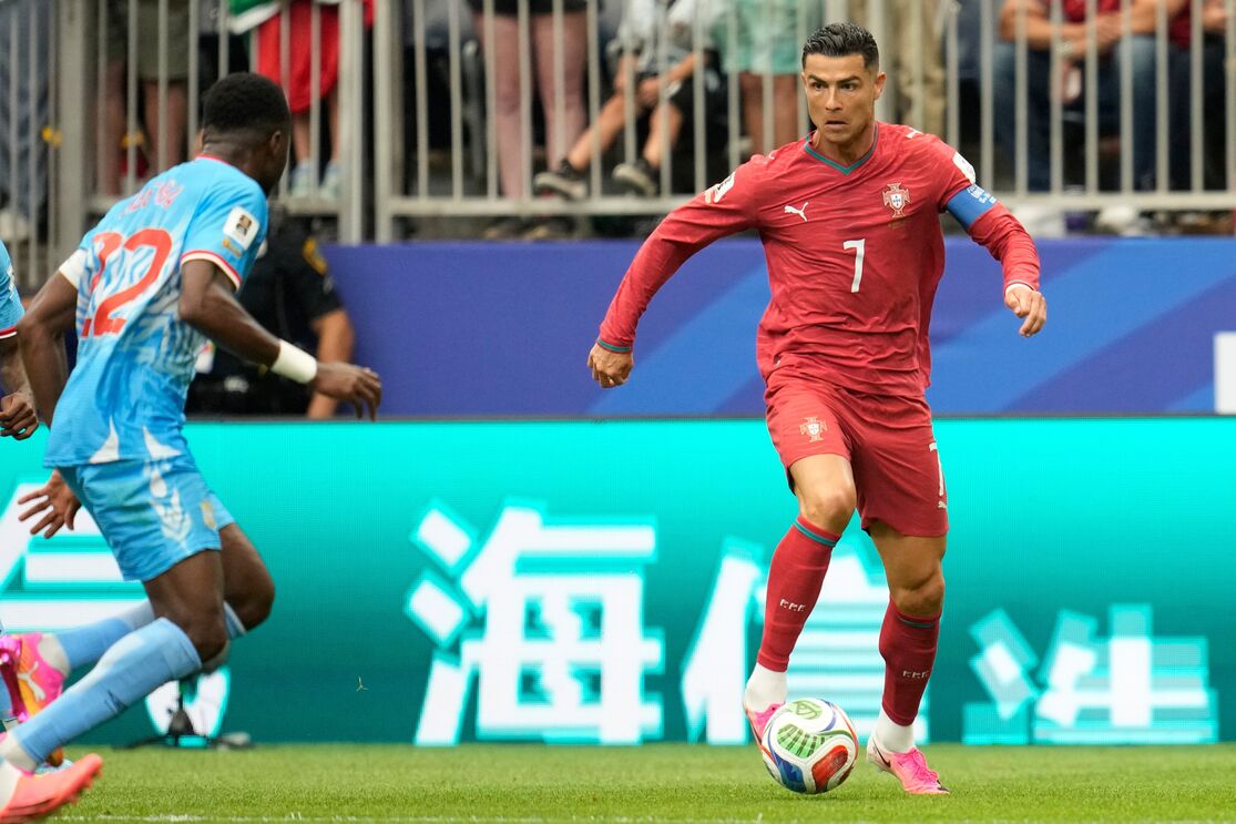 Cristiano Ronaldo domina a bola