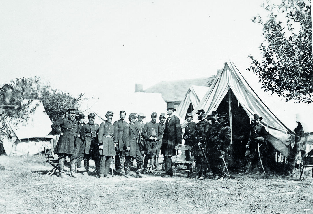 Guerra Civil Americana, 1862 - O Presidente Abraham Lincoln fotografado por Alexander Gardner,  duas semanas após a vitória do Exército da União sobre o Exército Confederado em Antietam, a 17 de setembro de 1862, durante a Guerra Civil Americana, que ditaria a derrota do Sul confederado e o fim da escravatura. 