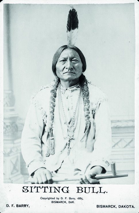  Resistência Indígena, 1885 - Retrato de Sitting Bull, proeminente chefe e líder espiritual Hunkpapa Lakota, uma das figuras mais  importantes da resistência indígena  à expansão do governo dos EUA no século XIX. 