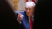 Trump ameaça atacar novamente "com força" regime d