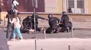<![CDATA[ Bombas de fumo e manifestantes imobilizados. Veja os momentos de tensão junto à Assembleia da República ]]>