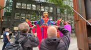 <![CDATA[ Marionetas gigantes invadem ruas de Londres em desfile climático ]]>