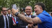 <![CDATA[ 10 Junho: Centenas de portugueses recebem Seguro no Luxemburgo com bandeiras e telemóveis no ar ]]>
