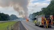 <![CDATA[ Incêndio em camião provoca explosões de fogo de ar