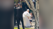 <![CDATA[ Menina ‘finta’ a segurança e corre para os braços 