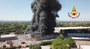 <![CDATA[ Enorme coluna de fumo após incêndio de grandes dim