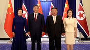 <![CDATA[ Kim Jong-un recebe Xi Jinping em Pyongyang com ban
