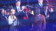 <![CDATA[ Donald Trump vaiado por adeptos antes do terceiro 