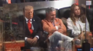 <![CDATA[ Trump parece adormecer durante jogo das 
