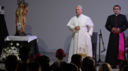 Papa Leão XIV encontra-se com reclusos durante visita a pris