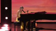 Taylor Swift surpreende fãs com atuação na antestr